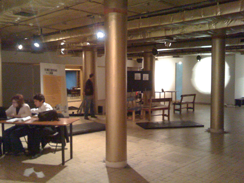  On s’affaire au montage de l’exposition de dessins de presse sur le Liban , trois jours avant le vernissage, dans les locaux du théâtre Masrah Al Madina – Beyrouth, 15 mars 2009  