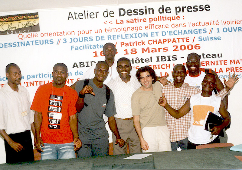  Clôture de l’atelier: pendant trois jours, des dessinateurs de journaux affiliés à des partis politiques rivaux, voire ennemis, ont collaboré tous ensemble. Là où les mots fâchent, le dessin a permis d’échanger. <br />Abidjan, 18 mars 2006  