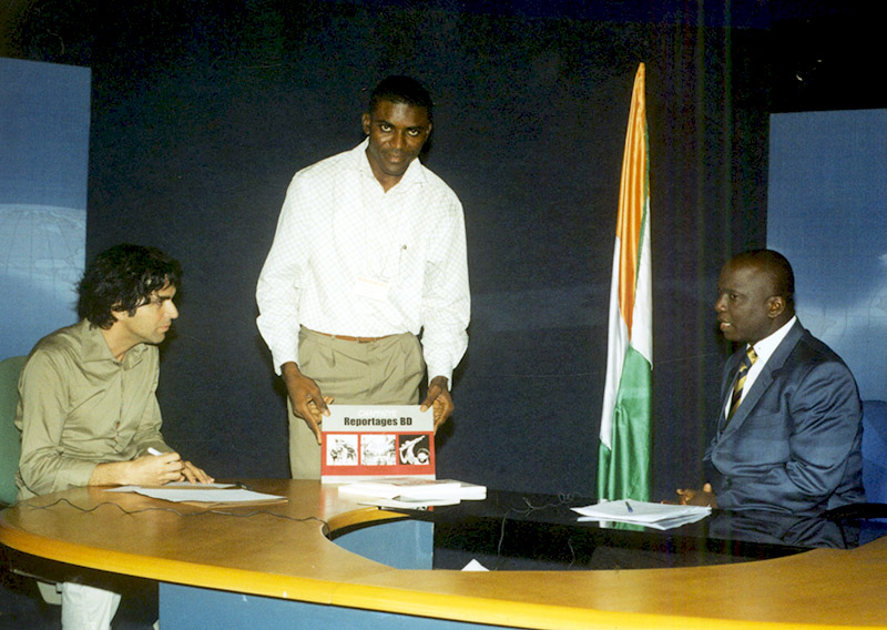  Patrick Chappatte sur le plateau du journal de 20 heures de la télévison publique ivoirienne. <br />Abidjan, 19 mars 2006  
