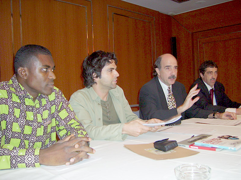  Conférence de presse de bilan, avec Olvis Dabley, Patrick Chappatte et l’ambassadeur de Suisse Dominik Langenbacher. Le recueil de dessins de presse «On va où là», issu de l’atelier, paraîtra quelques semaines plus tard. <br />Abidjan, 20 mars 2006  